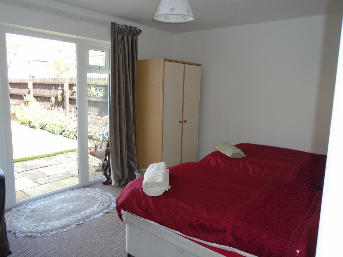 Tea In Liverpool - Private - Quiet - Ground Floor - En-Suite - Walk-In-Shower Экстерьер фото